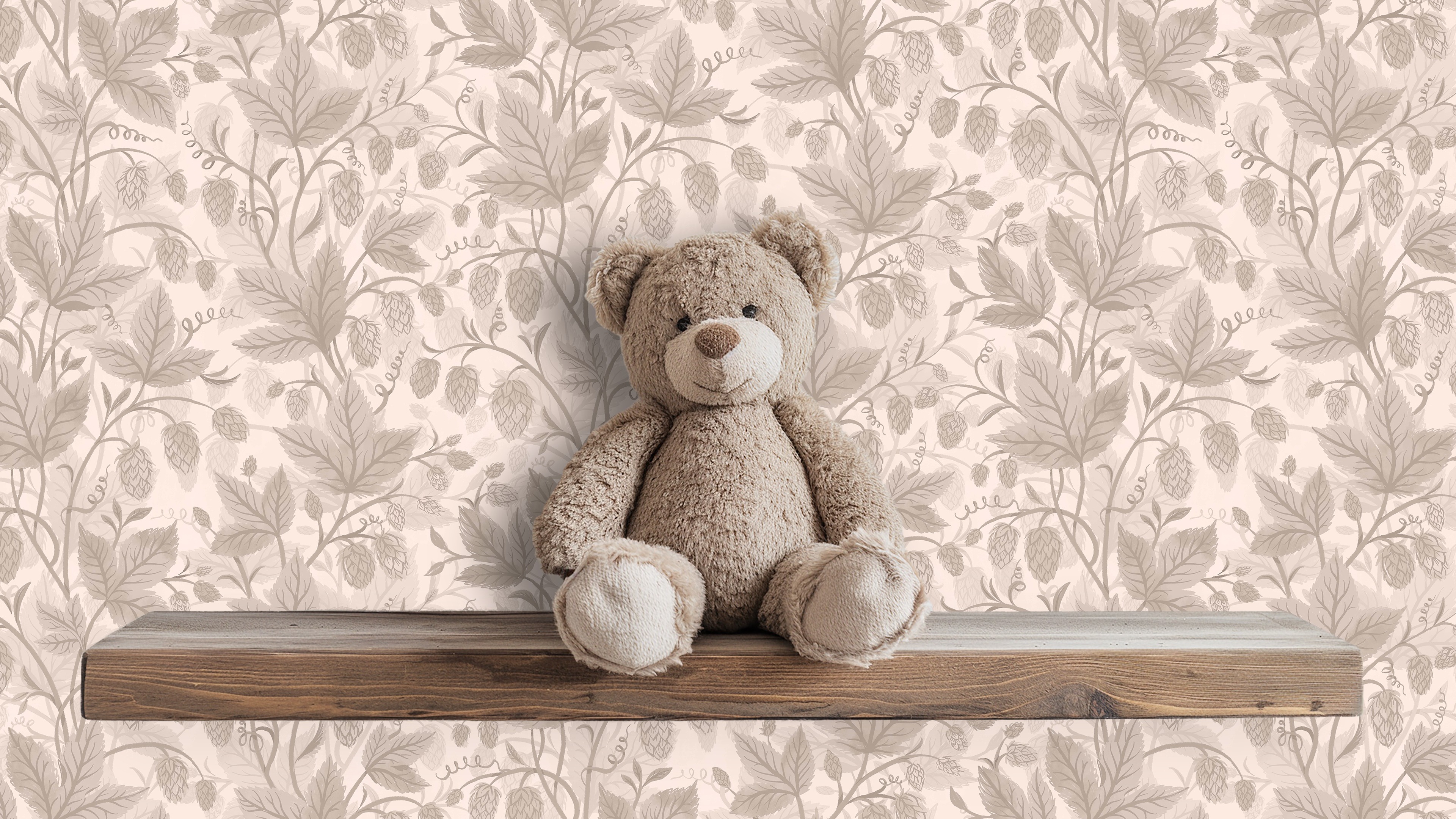 Trailing Hops Light Blush - Elegant tapet med organiskt humlemönster i ljusa rosa toner