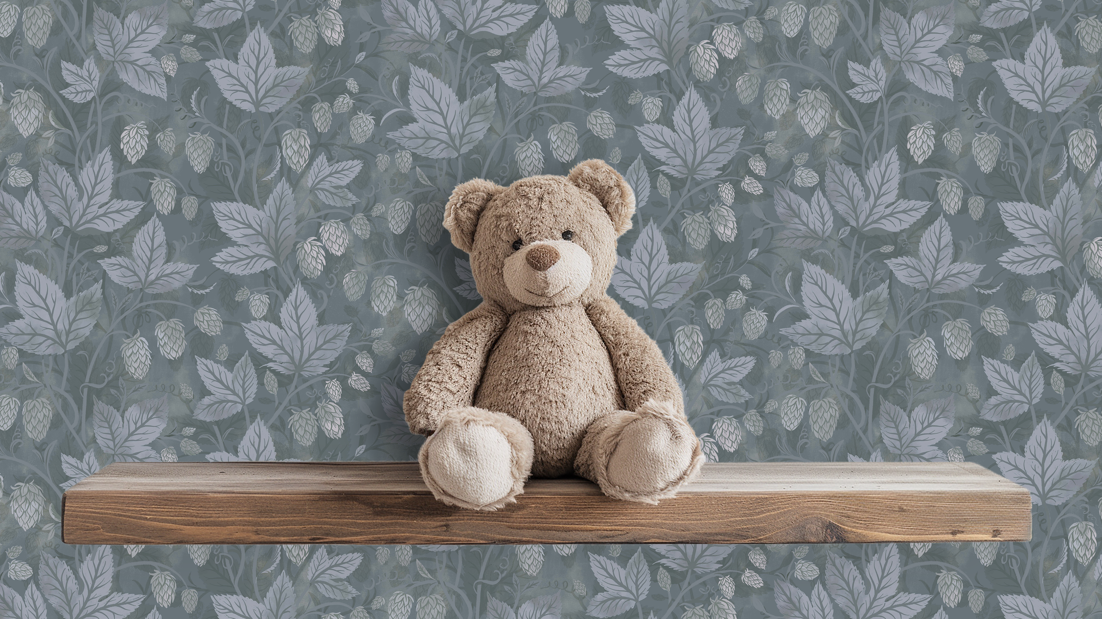 Trailing Hops Silver Blue - Elegant tapet med organiskt humlemönster i silverblå toner