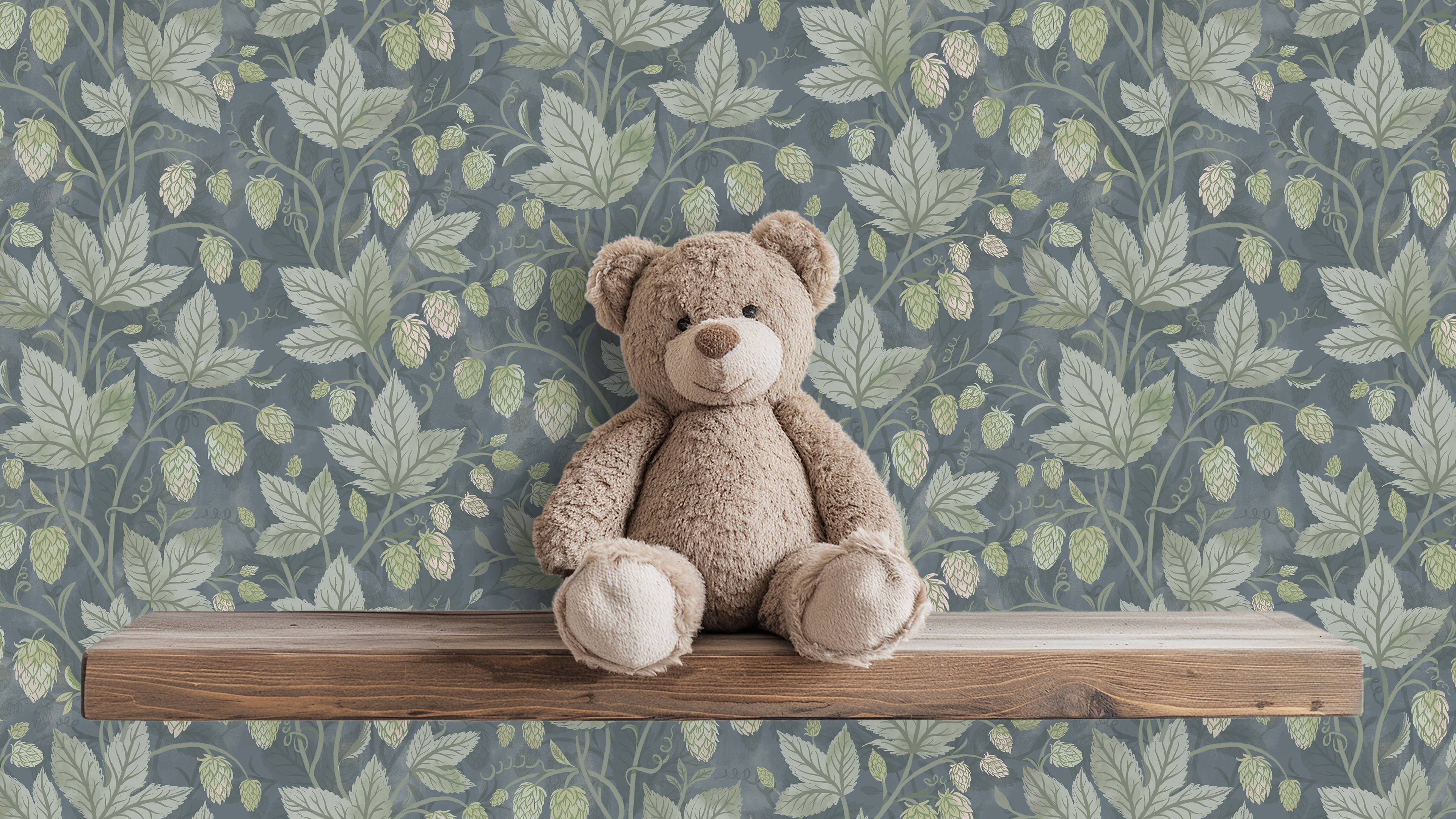 Trailing Hops Blue - Elegant tapet med organiskt humlemönster i blå toner