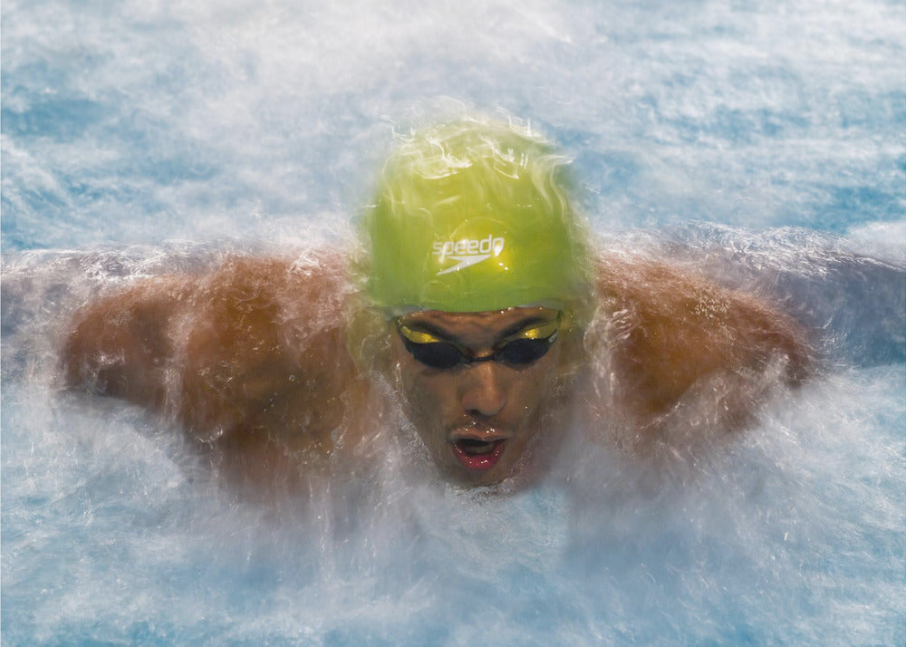 Fight with water - Kraftfull fototapet med simning och vattensport