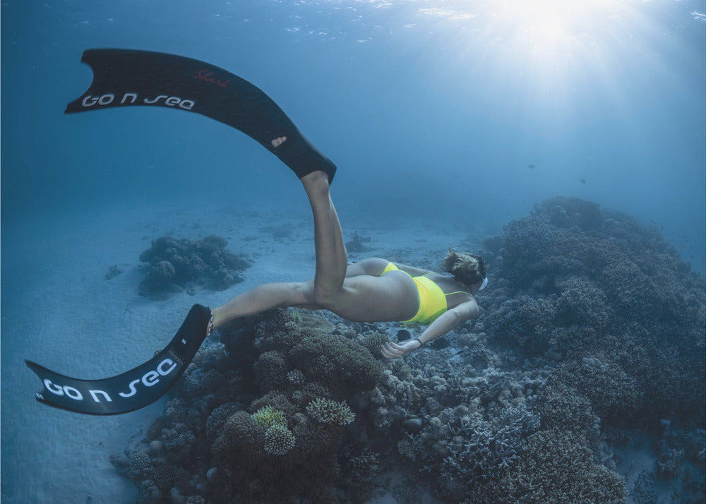 Apnea - Fascinerande fototapet med undervattensäventyr och dykning by Barathieu Gabriel