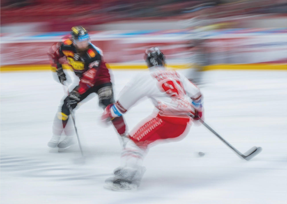 Attack - Dynamiskt fototapet med ishockey och rörelse by Daniel Klement