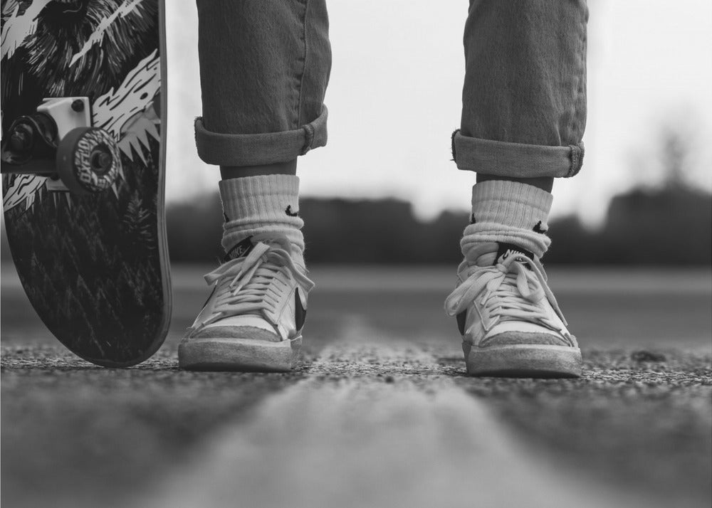 On the road - Svartvitt fototapet med skateboard och ungdomlig energi by Laura Marchetti