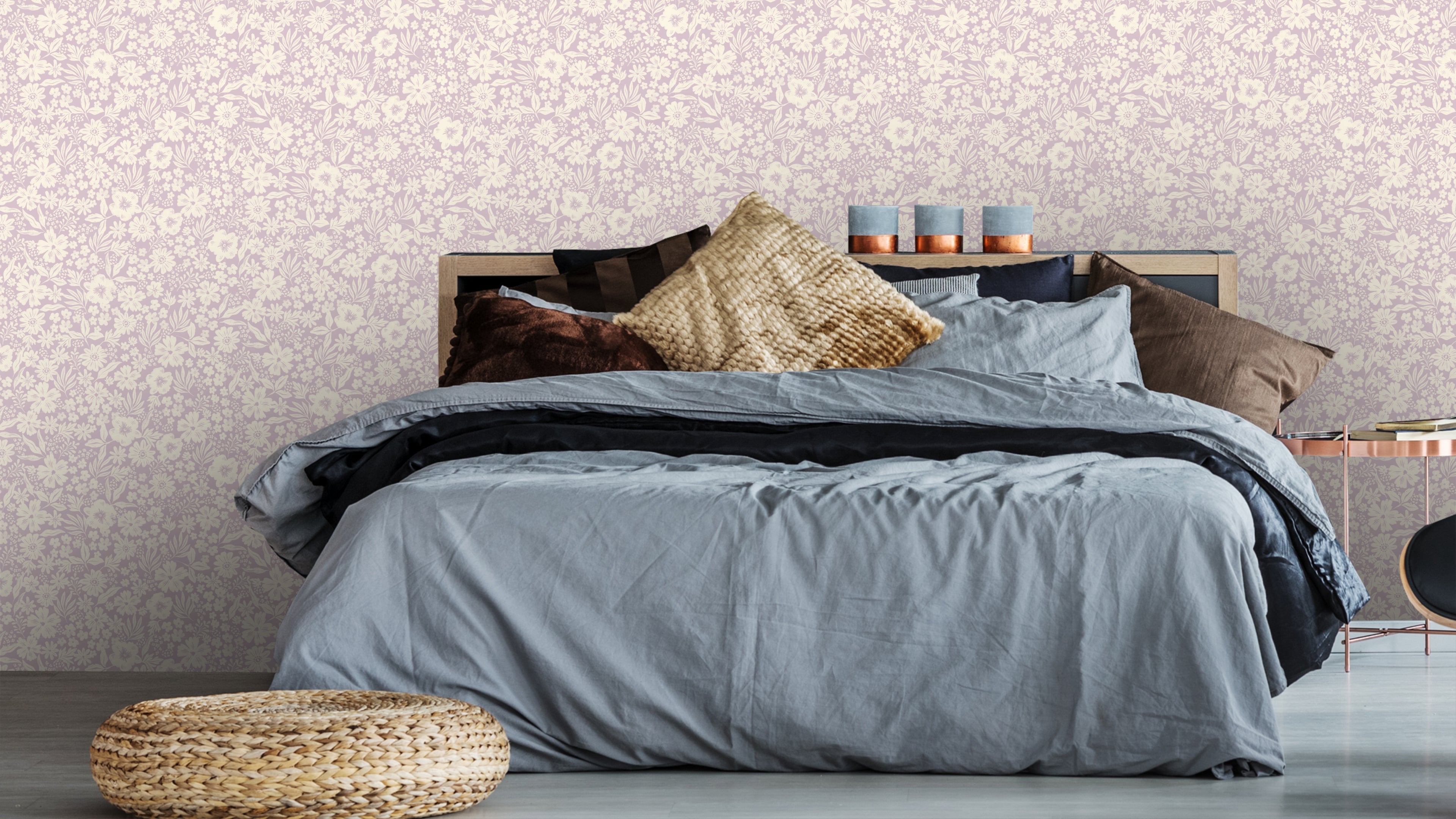 Reval Wallpaper Joanie - Half Drop - Lilac – Elegant tapet med romantiska blommor – högkvalitativ tapet för en personlig o...