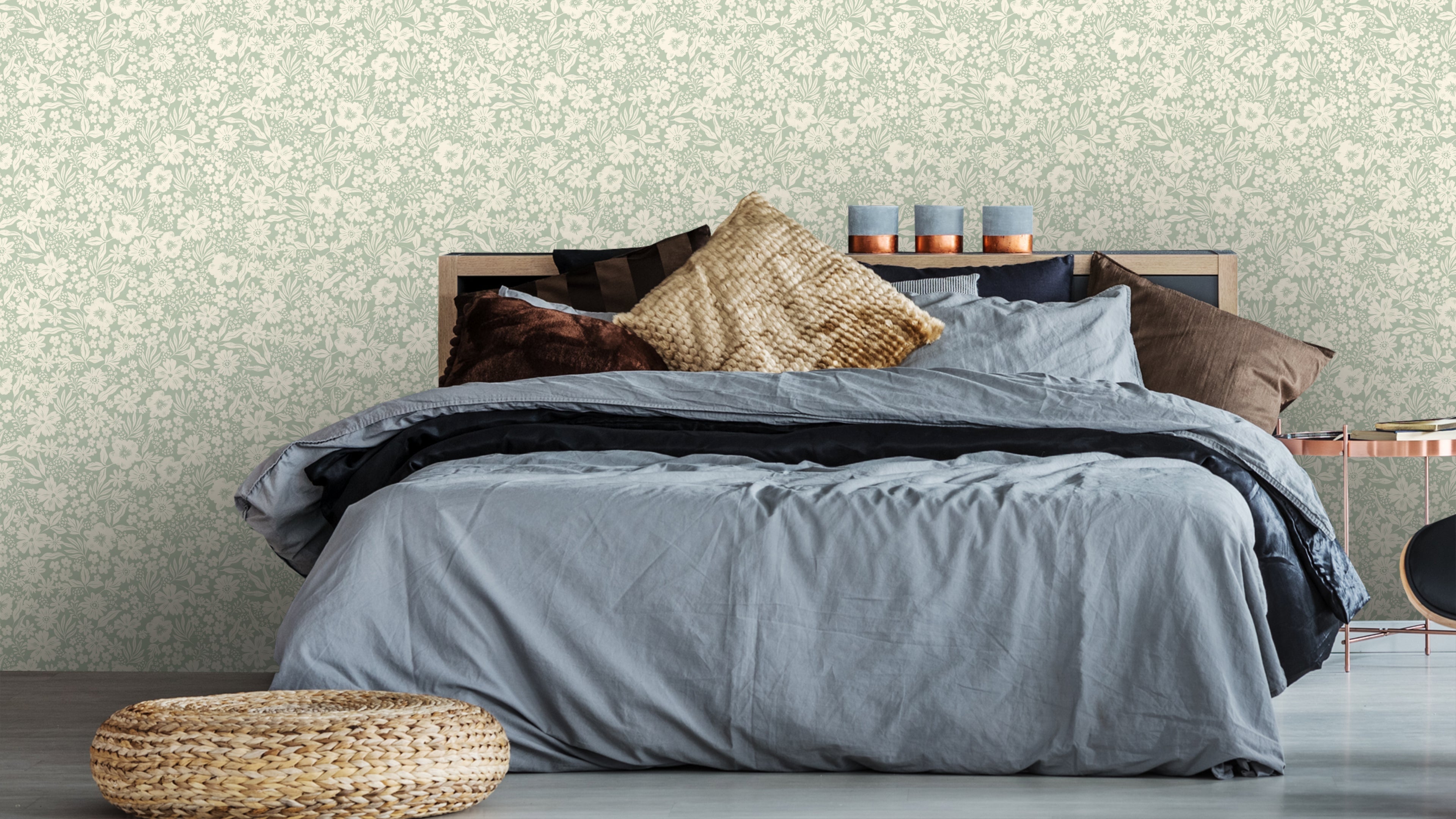 Reval Wallpaper Joanie - Half Drop - Sage – Elegant tapet med gröna blommor – högkvalitativ tapet för en personlig och har...