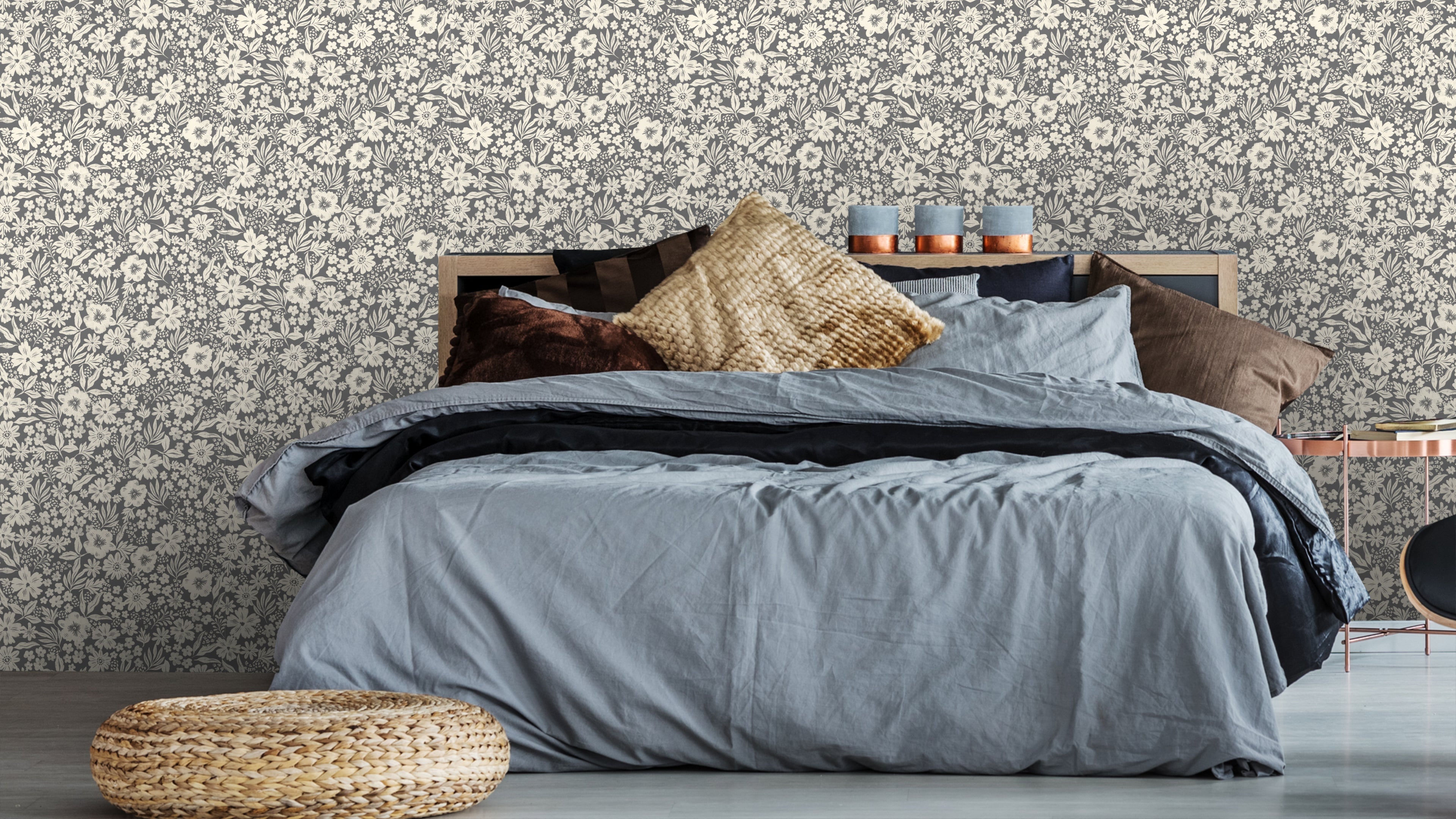 Reval Wallpaper Joanie - Half Drop - Charcoal – Elegant tapet med romantiska blommor – högkvalitativ tapet för en personli...