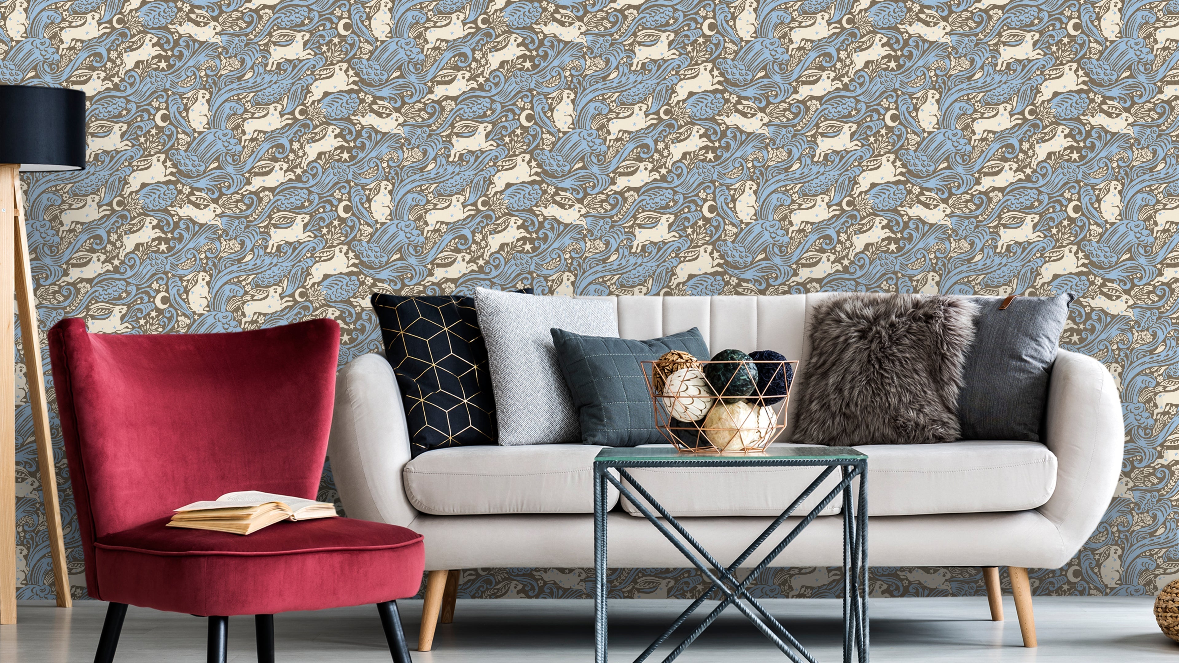Reval Wallpaper Celestial Sea Rabbit - half drop - Cobalt - Tapet med kaniner och tulpaner i böljande mönster – högkvalita...