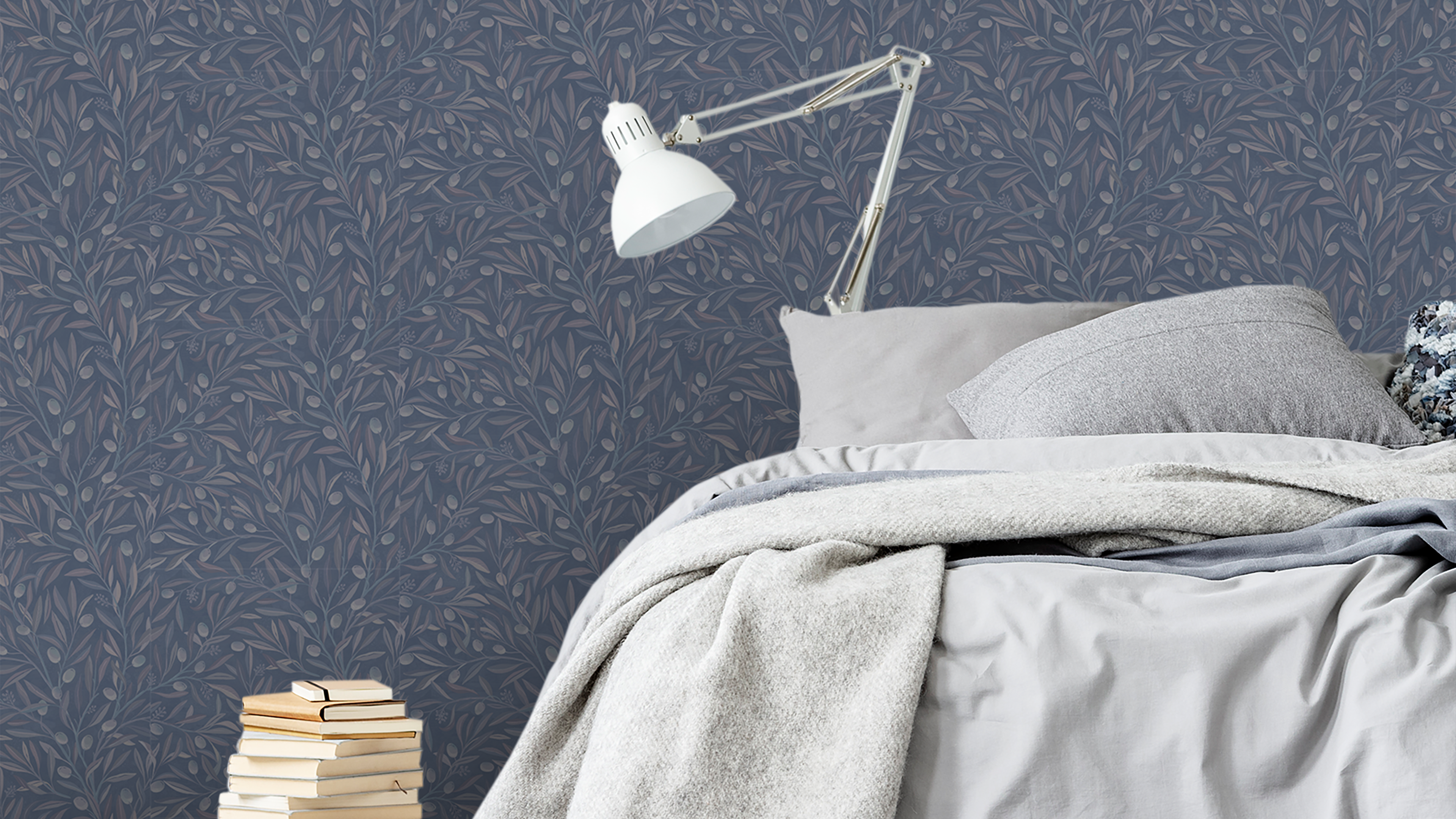 Reval Wallpaper Olivia Half Drop Midnight Blue - Elegant tapet med olivkvistar i djupa blå toner – högkvalitativ tapet för...