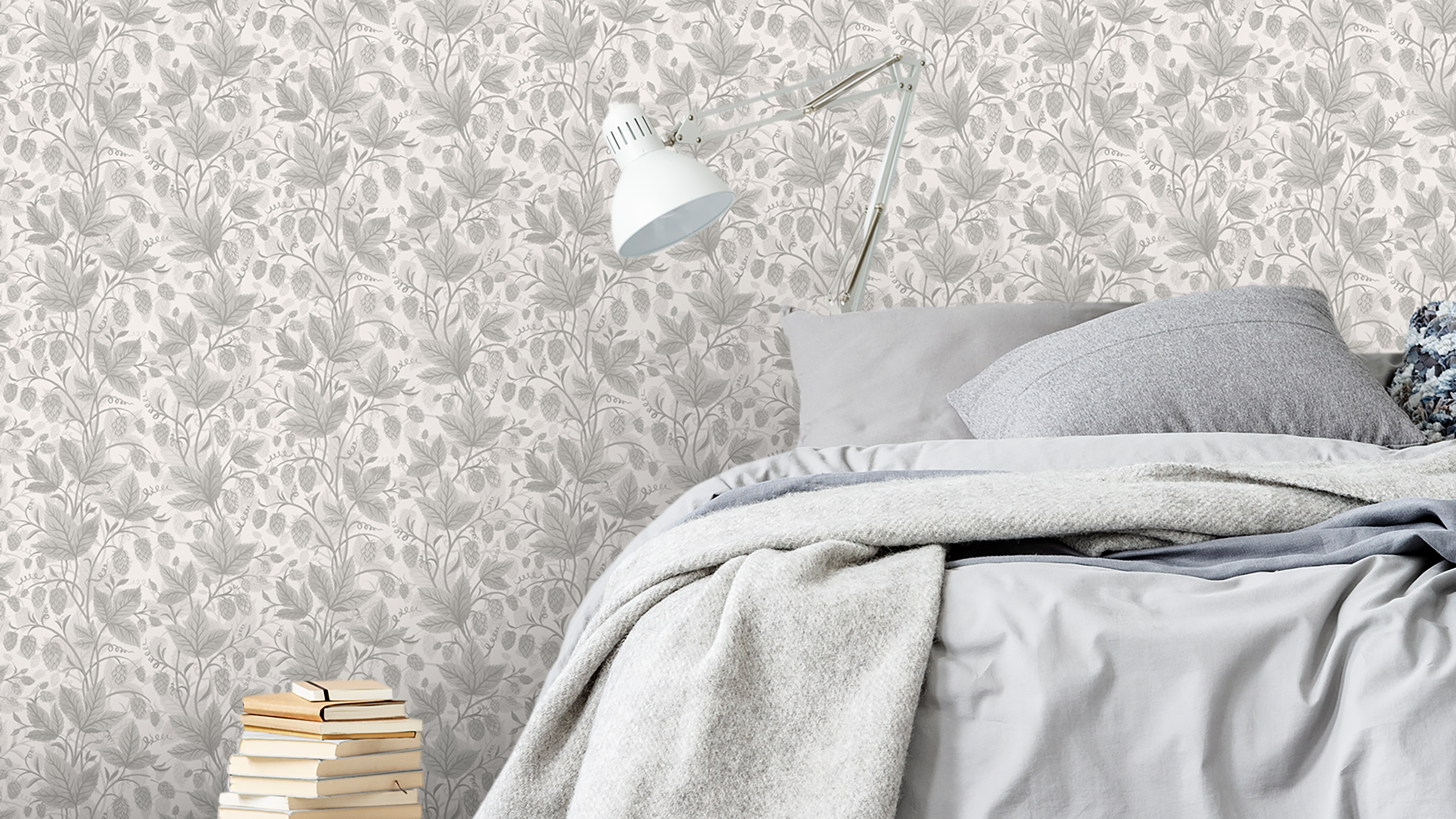 Trailing Hops Silver - Elegant tapet med organiskt humlemönster i silvergråa toner