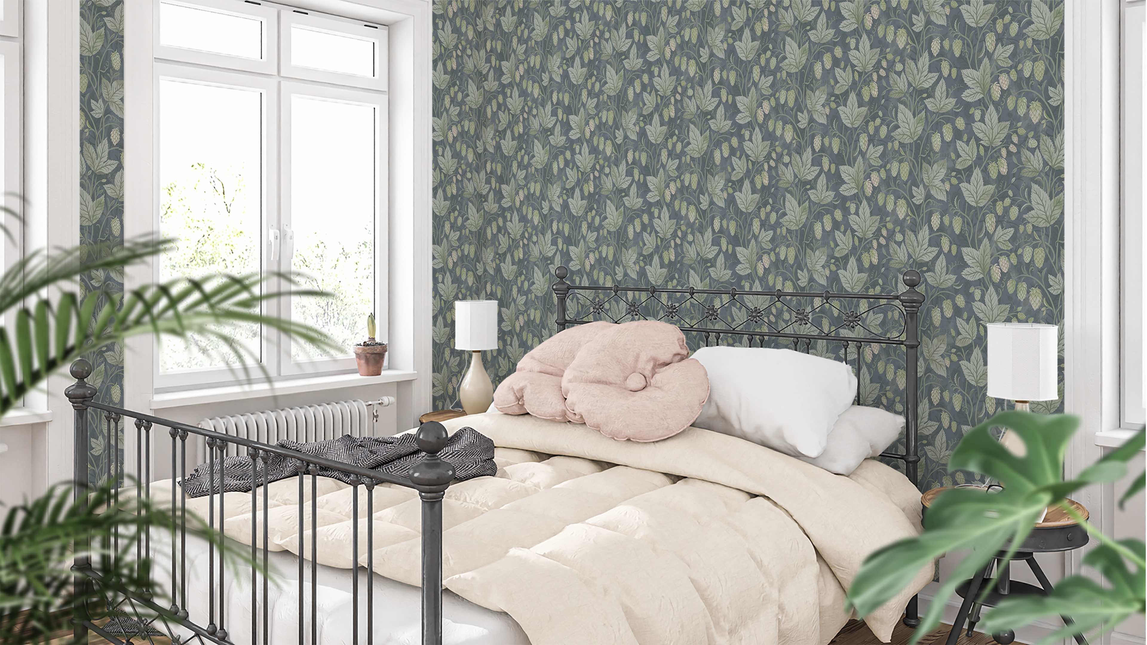 Trailing Hops Blue - Elegant tapet med organiskt humlemönster i blå toner