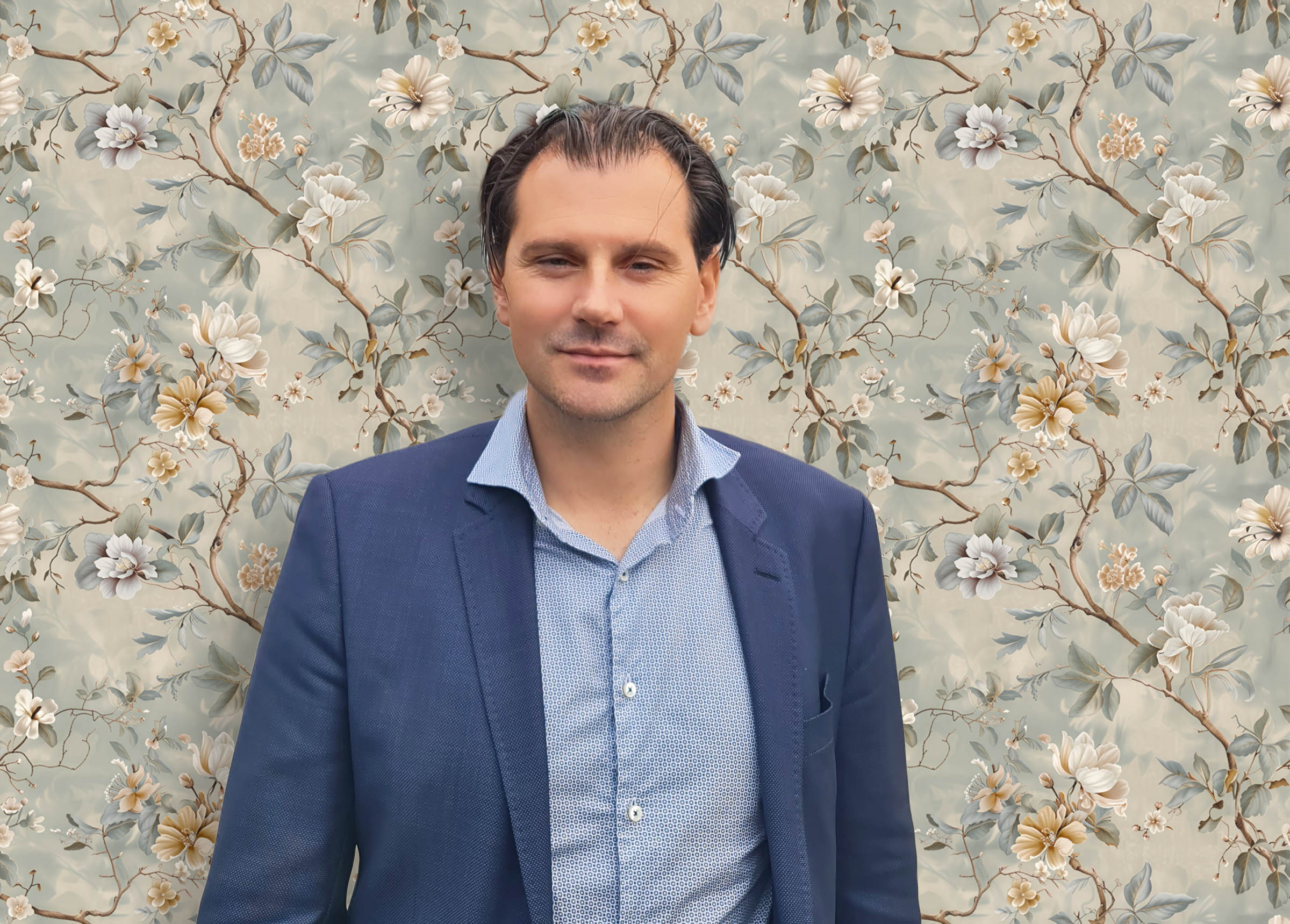 Joel Schäfer. Uppvuxen på Öland – en ö där ljuset är annorlunda, naturen vidsträckt och detaljerna oväntat rika – har han utvecklat ett öga för det som verkligen gör skillnad i ett rum.