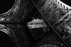 Wall mural Eiffel A perspective – fototapet med unikt motiv som skapar en inspirerande fondvägg
