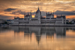 Wall mural Sunrise in Budapest – fototapet med unikt motiv som skapar en inspirerande fondvägg