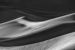 Wall mural Light Dance (Death Valley) – fototapet med unikt motiv som skapar en inspirerande fondvägg