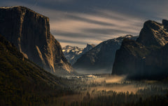 Wall mural Tunnel View at Night – fototapet med unikt motiv som skapar en inspirerande fondvägg