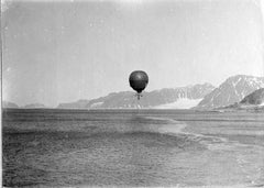 Landskap Andréexpeditionen - Örnen över havet - Historisk polarexpedition fototapet med dramatisk himmel – fototapet med u...