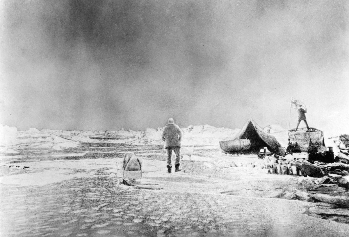 André Expedition - The Camp - Historic polar expedition photo wallpaper from 1897