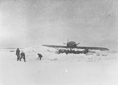 Wall mural Aircraft in snow – Historisk flygfotografi från förra seklet – fototapet med unikt motiv som skapar en inspirer...