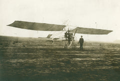 Wall mural Air pioneers – Historisk flygfotografi från pionjärtiden – fototapet med unikt motiv som skapar en inspirerande...