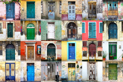 Wall mural Twenty Four Doors – fototapet med unikt motiv som skapar en inspirerande fondvägg
