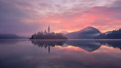 Wall mural Sunrising on Lake Bled – fototapet med unikt motiv som skapar en inspirerande fondvägg