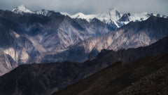 Wall mural mountains – fototapet med unikt motiv som skapar en inspirerande fondvägg