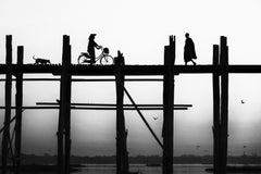Wall mural U Bein Bridge - Fototapet svartvit bro över havet – fototapet med unikt motiv som skapar en inspirerande fondvägg