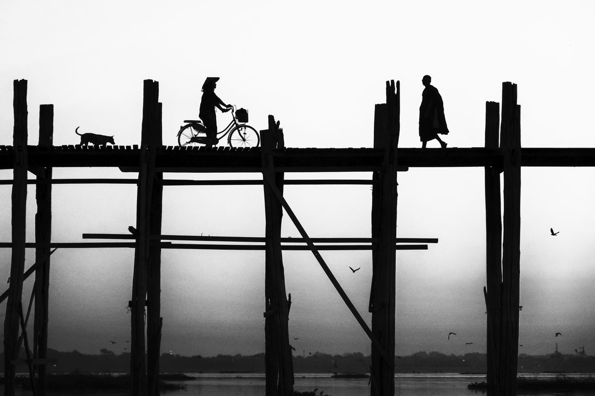 U Bein Bridge - Fototapet svart-hvitt bro over havet