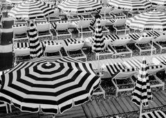 Wall mural Black and White Beach Umbrellas II – fototapet med unikt motiv som skapar en inspirerande fondvägg