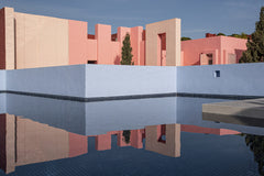 Wall mural Muralla Roja #26 – fototapet med unikt motiv som skapar en inspirerande fondvägg