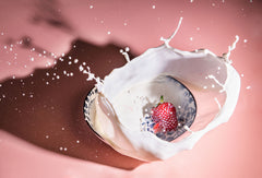 Wall mural Strawberry fall into the milk trap – fototapet med unikt motiv som skapar en inspirerande fondvägg
