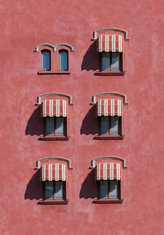 Wall mural Red wall – fototapet med unikt motiv som skapar en inspirerande fondvägg