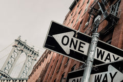Wall mural Manhattan Bridge One Way – fototapet med unikt motiv som skapar en inspirerande fondvägg
