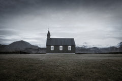 Wall mural Búðakirkja – fototapet med unikt motiv som skapar en inspirerande fondvägg