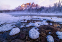 Wall mural Rocky Mountain‘s Winter Charm – fototapet med unikt motiv som skapar en inspirerande fondvägg