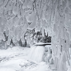 Wall mural Magical Falls – fototapet med unikt motiv som skapar en inspirerande fondvägg