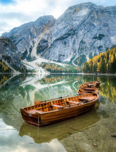 Wall mural Lago di Braies – fototapet med unikt motiv som skapar en inspirerande fondvägg