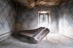 Wall mural Broken Piano – fototapet med unikt motiv som skapar en inspirerande fondvägg