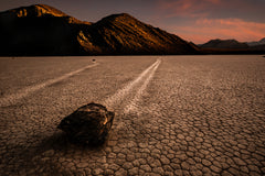Wall mural Rocks walking in sunset – fototapet med unikt motiv som skapar en inspirerande fondvägg