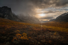 Wall mural Tombstone Mountain – fototapet med unikt motiv som skapar en inspirerande fondvägg