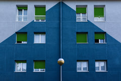 Wall mural imperfect symmetry – fototapet med unikt motiv som skapar en inspirerande fondvägg