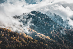Wall mural Fog in the mountains – fototapet med unikt motiv som skapar en inspirerande fondvägg