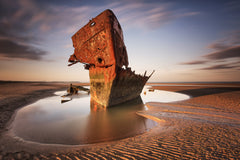 Wall mural Baltray ship wrack – fototapet med unikt motiv som skapar en inspirerande fondvägg