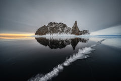 Wall mural Broken mirror – fototapet med unikt motiv som skapar en inspirerande fondvägg