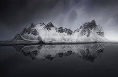 Wall mural The Magic Mountain – fototapet med unikt motiv som skapar en inspirerande fondvägg