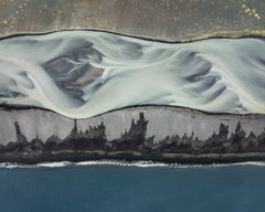 Wall mural River bank – fototapet med unikt motiv som skapar en inspirerande fondvägg