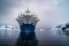 Wall mural Antarctic Cruiser – fototapet med unikt motiv som skapar en inspirerande fondvägg