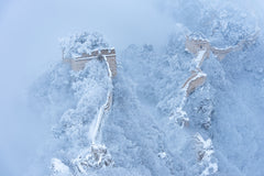 Wall mural The Great Wall in ice and snow – fototapet med unikt motiv som skapar en inspirerande fondvägg