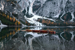 Wall mural Reflection II - Pragser Wildsee – fototapet med unikt motiv som skapar en inspirerande fondvägg