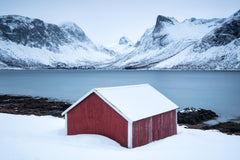 Wall mural Red hut – fototapet med unikt motiv som skapar en inspirerande fondvägg